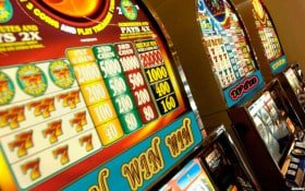 VIP ကစားသမား exclusive casino room တွင် ကစားနေသည်